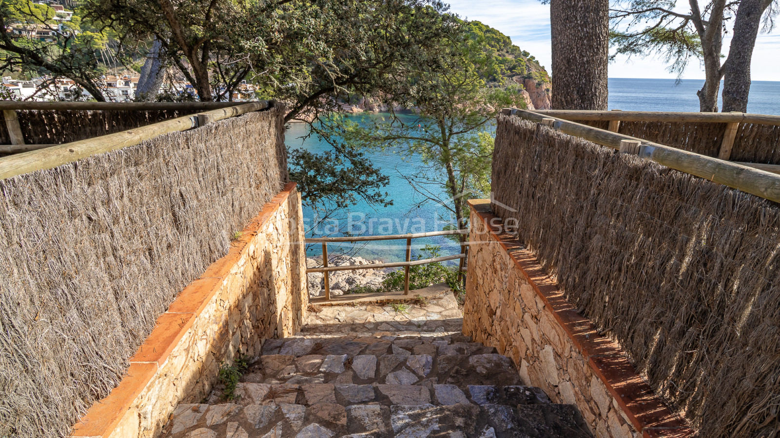 Villa en front de mer à Tamariu avec accès direct à la crique et piscine