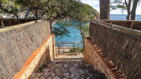 Villa en front de mer à Tamariu avec accès direct à la crique et piscine
