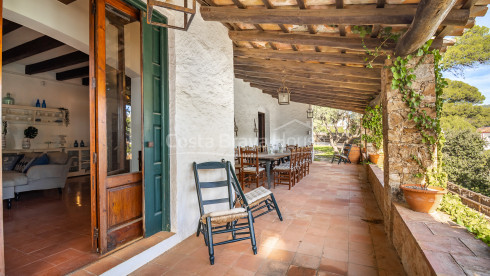 Villa en front de mer à Tamariu avec accès direct à la crique et piscine