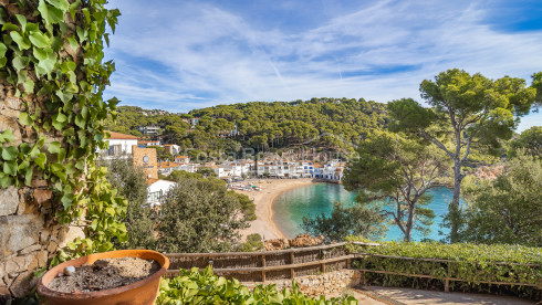 Villa en primera línea de mar en Tamariu con acceso directo a la cala y piscina