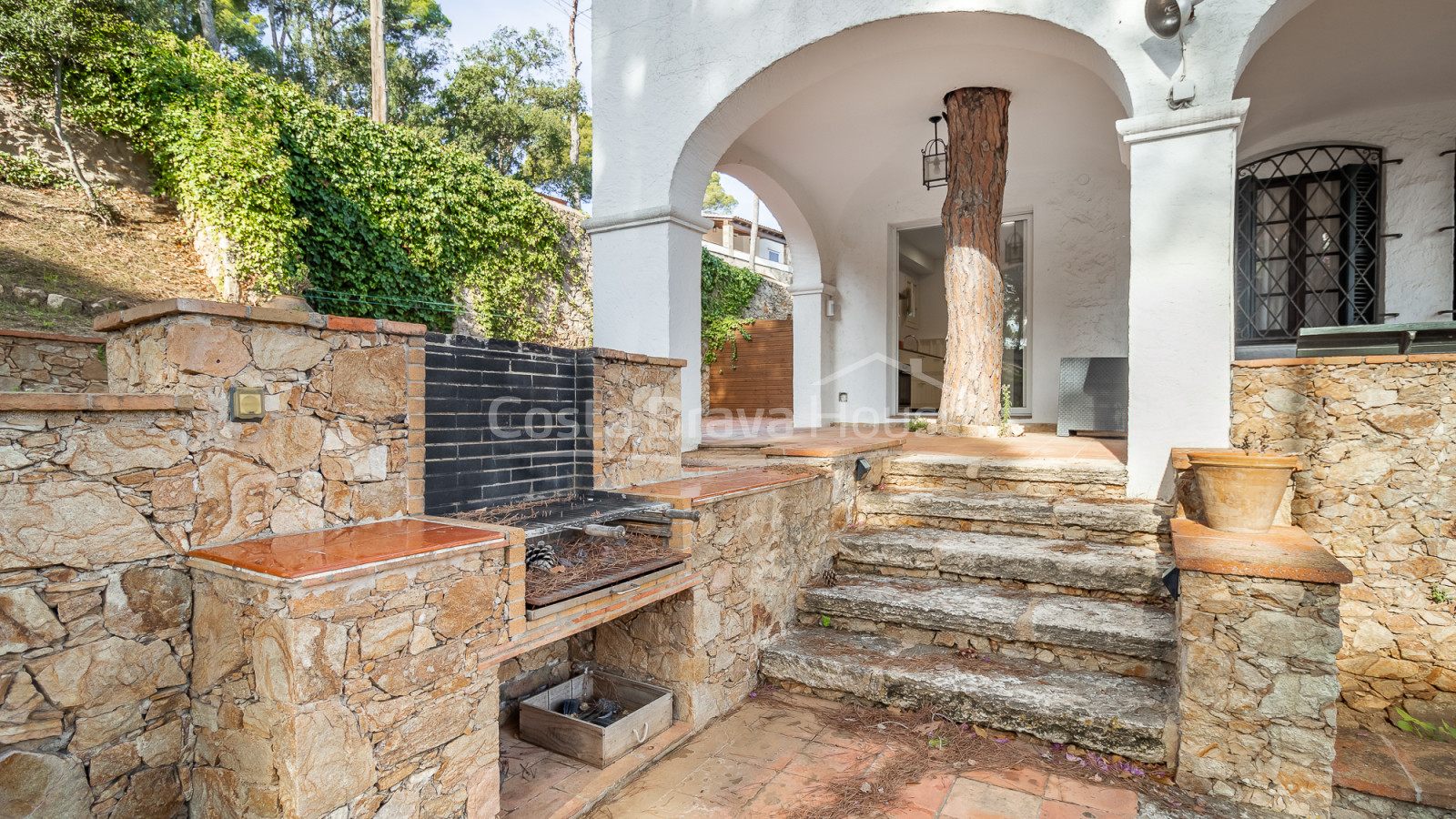 Seafront villa in Tamariu with direct access to the cove and a swimming pool