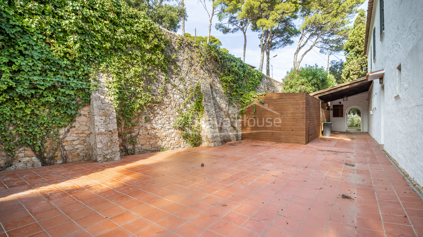 Seafront villa in Tamariu with direct access to the cove and a swimming pool