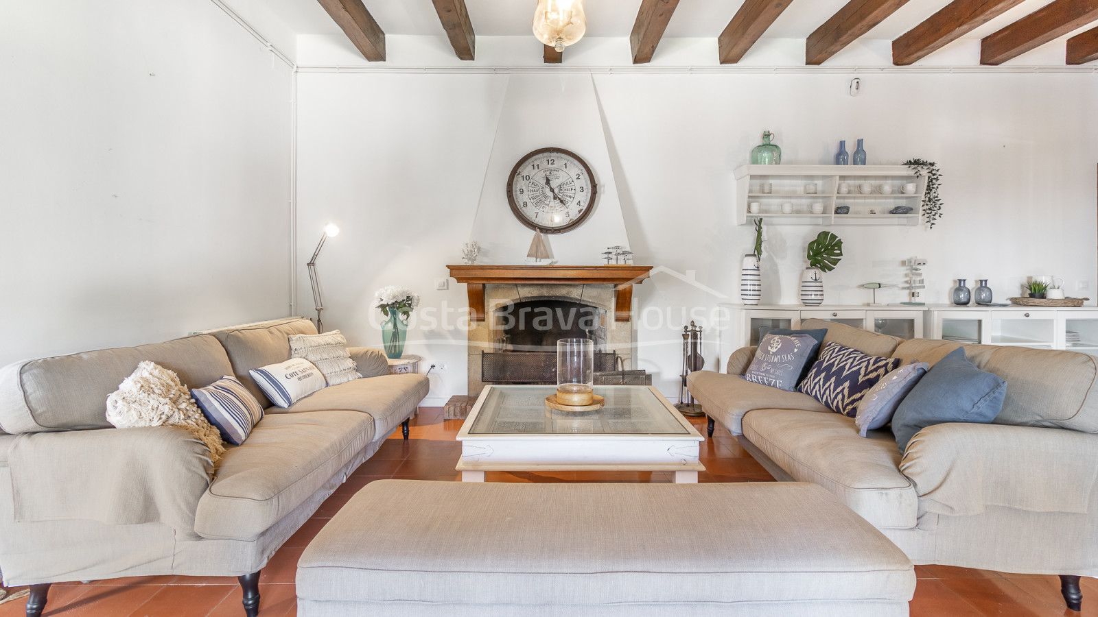 Seafront villa in Tamariu with direct access to the cove and a swimming pool