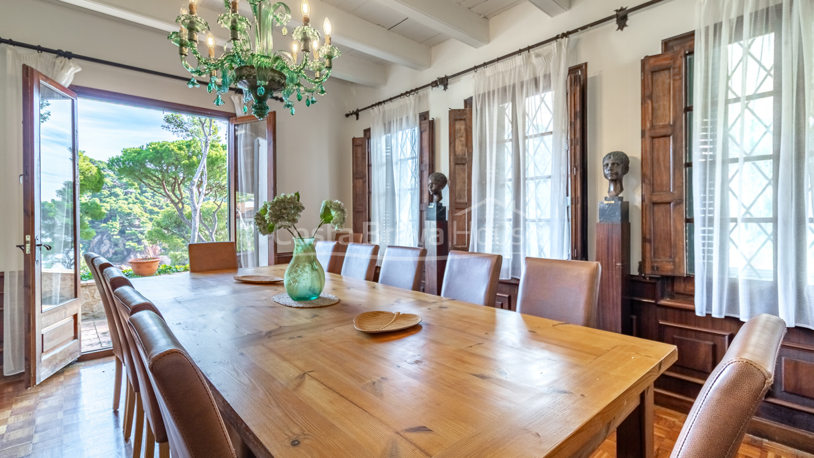Seafront villa in Tamariu with direct access to the cove and a swimming pool