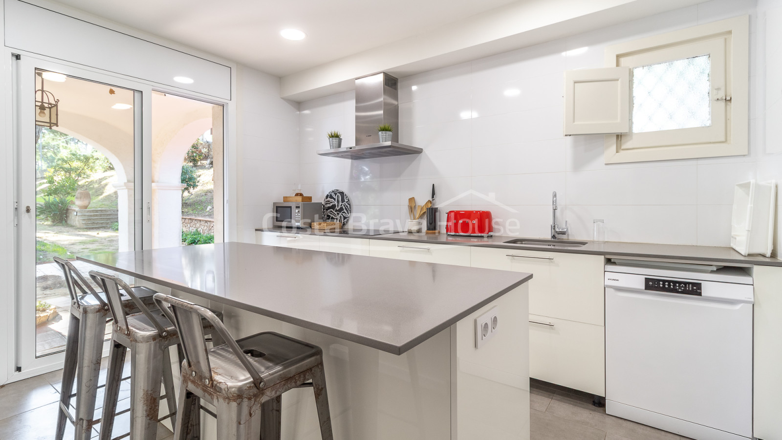Villa en primera línea de mar en Tamariu con acceso directo a la cala y piscina
