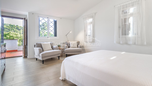 Seafront villa in Tamariu with direct access to the cove and a swimming pool