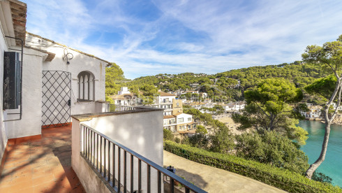 Villa en front de mer à Tamariu avec accès direct à la crique et piscine