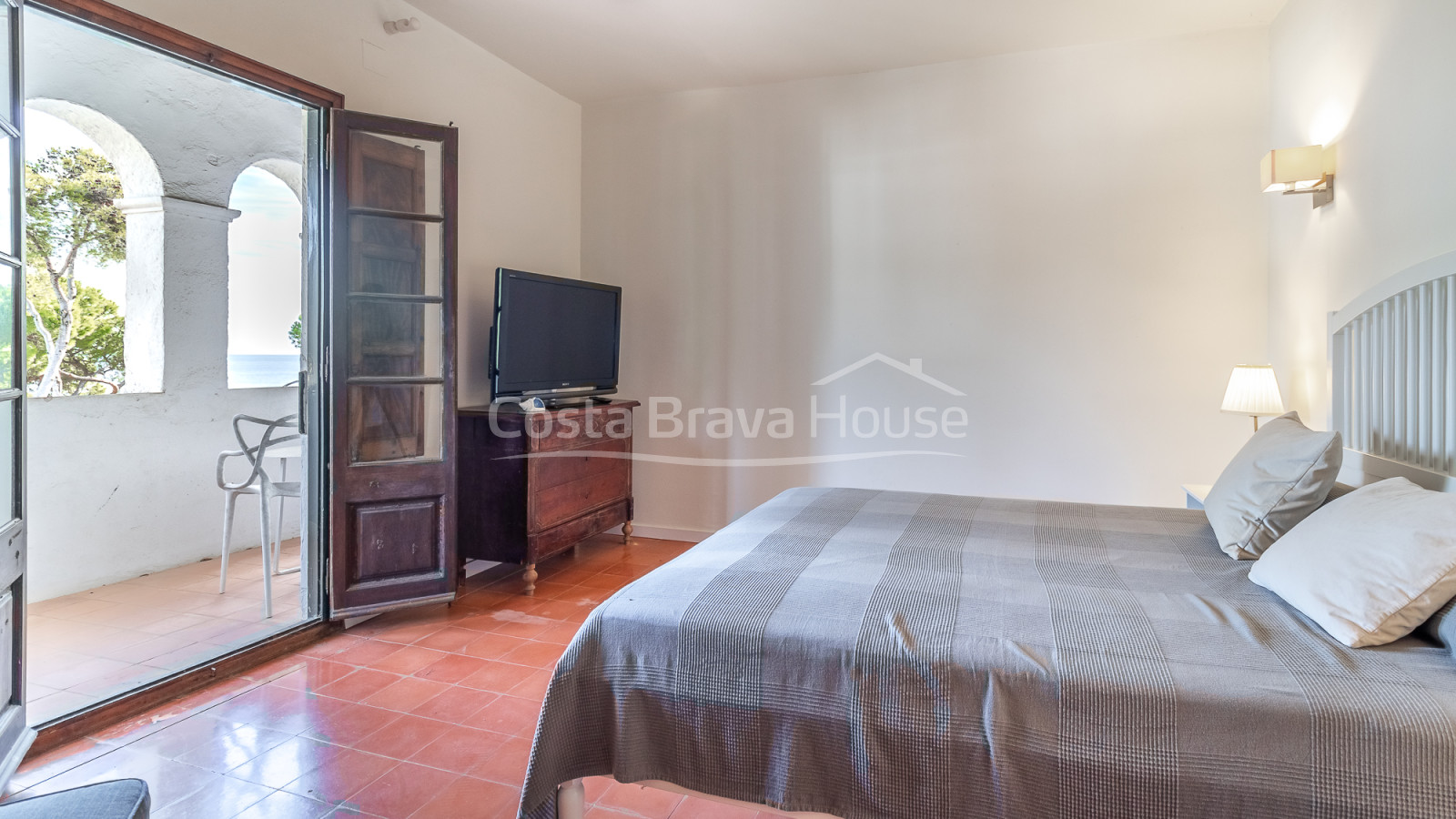 Seafront villa in Tamariu with direct access to the cove and a swimming pool