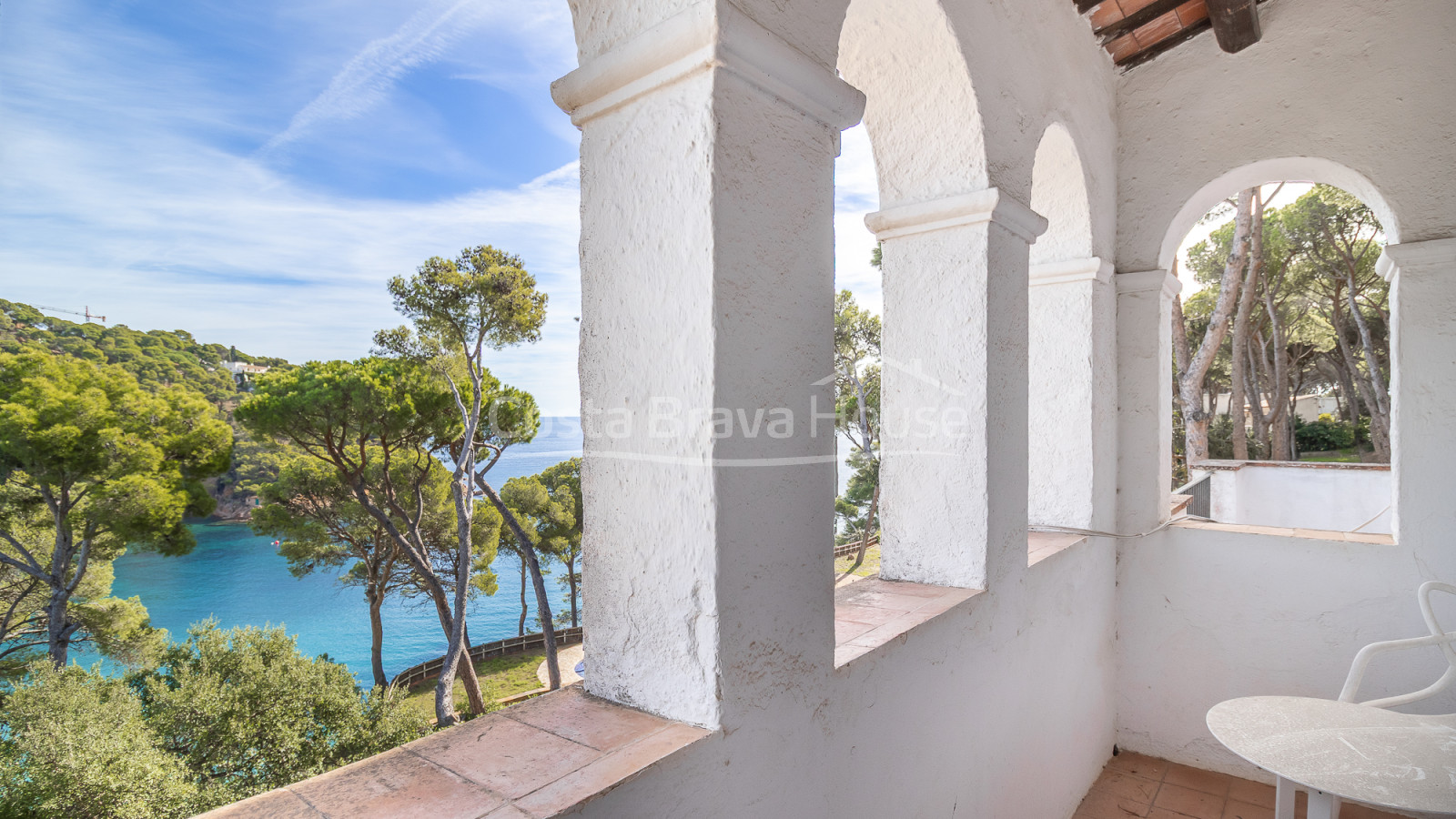 Villa en front de mer à Tamariu avec accès direct à la crique et piscine