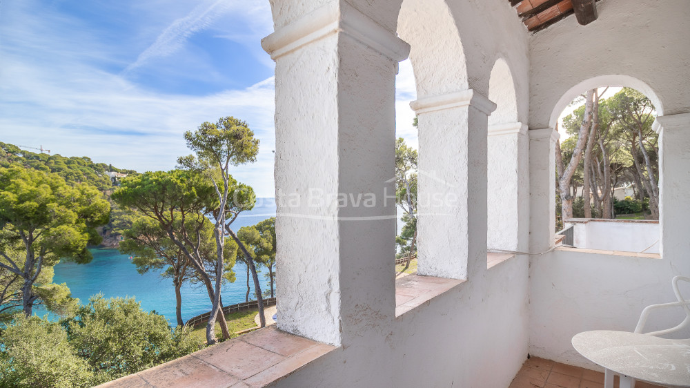 Villa en front de mer à Tamariu avec accès direct à la crique et piscine