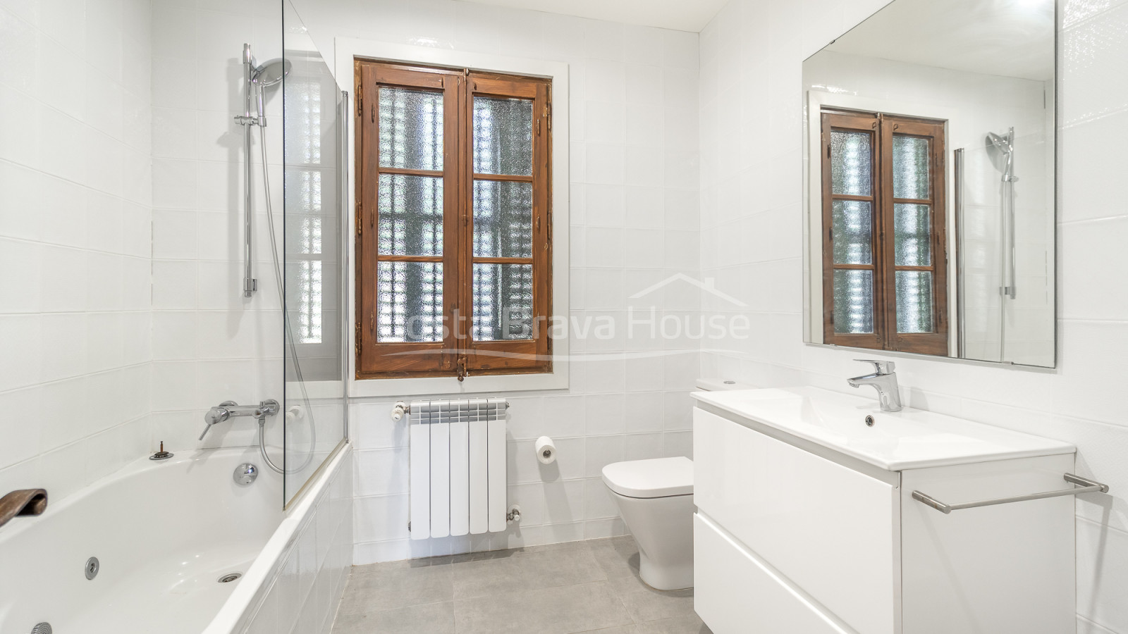Villa en primera línea de mar en Tamariu con acceso directo a la cala y piscina